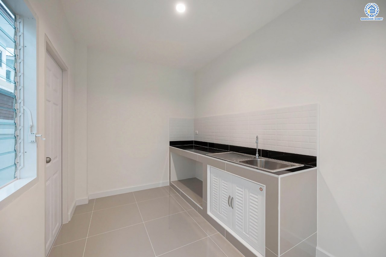 บ้านมือสองตกแต่งใหม่ โครงการ บุษราคัมรีเจนท์ ปิ่นเกล้า-บรมราชชนนี เนื้อที่ 54.20 ตร.ว. ฟังก์ชัน 3 ห้องนอน 3 ห้องน้ำ จอดรถได้ 2 คัน สภาพแวดล้อมดี เดินทางเข้าสู่เมืองได้สะดวกเชื่อมต่อ ถนนพุทธมณฑล สาย 2, ถนนบรมราชชนนี, ถนนกาญจนาภิเษก, ถนนศาลาธรรมสพน์ ใกล้เซ็นทรัลปิ่นเกล้า และ จุดขึ้นทางด่วน "ศรีรัช"...